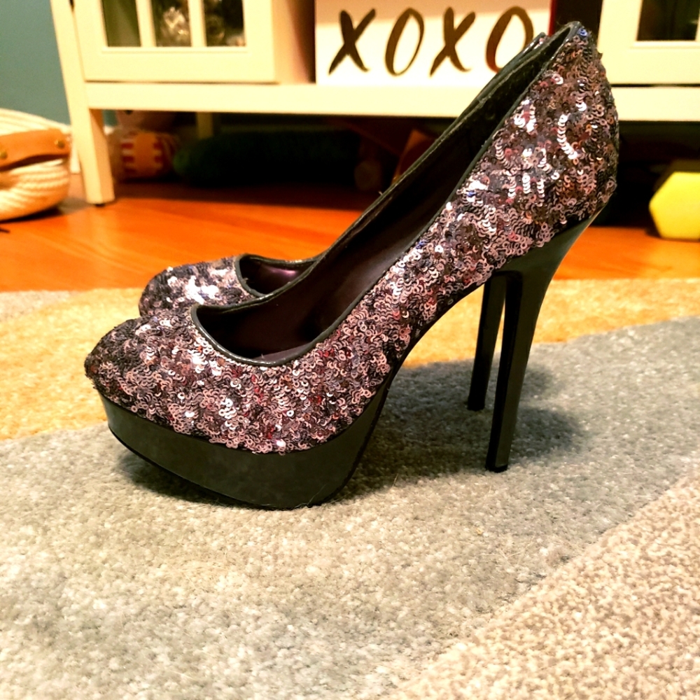 Sequence high heel pumps